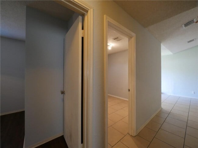 Building Photo - 800 Live Oak Dr