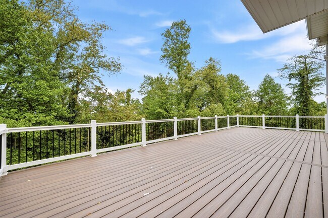 Building Photo - 5116 Shore Dr