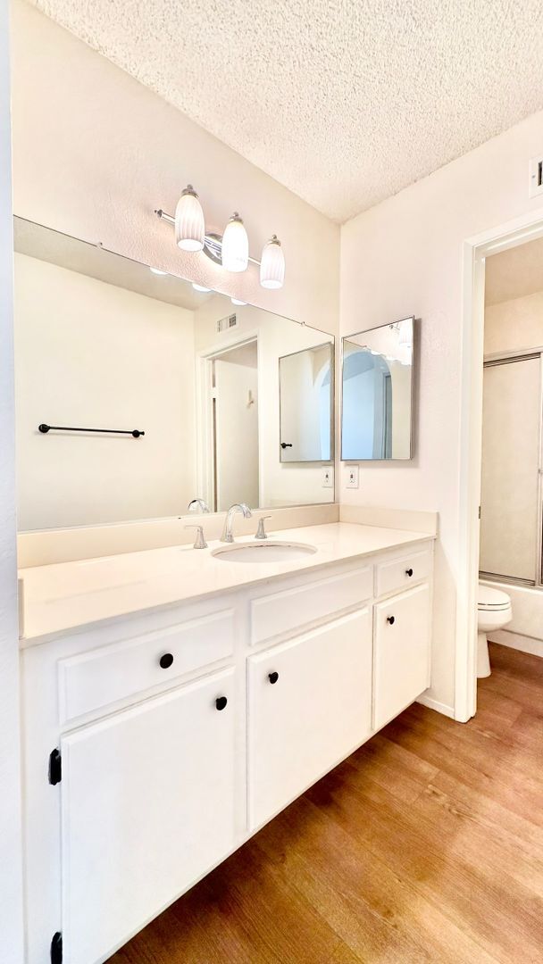 Building Photo - Beautiful, End Unit Condo, in the Very Des...