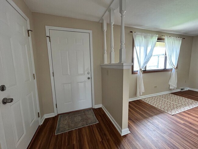 Building Photo - Recently Remodeled 2Bd/2Ba with Attached G...