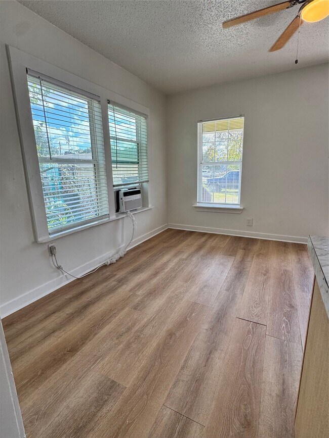 Building Photo - 521 Rosamond St