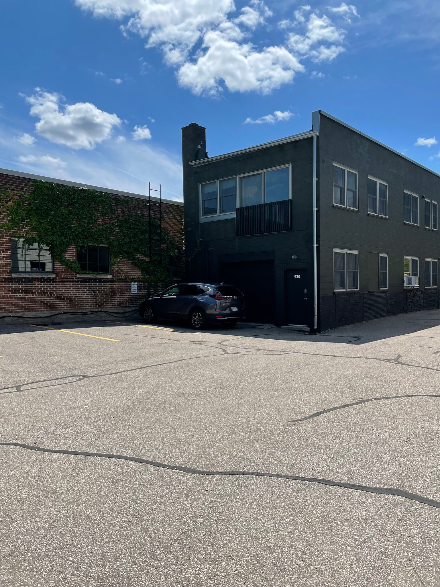 Convenient parking - 918 N Main St