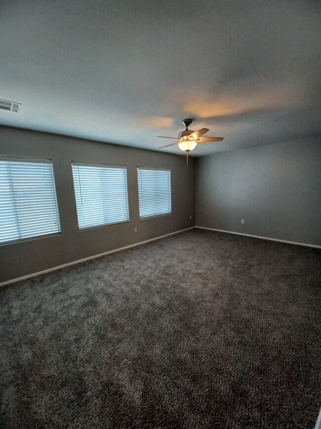 Building Photo - Spacious Tri-Level Home with 4 Bedrooms & ...
