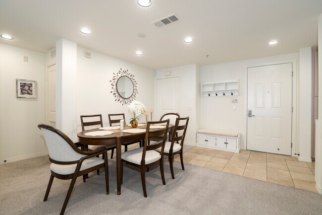 Building Photo - 931 E Walnut St