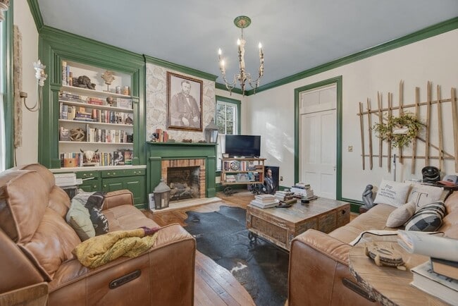 Building Photo - 117 7th Ave N