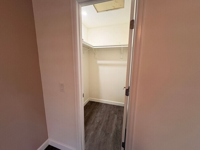 Building Photo - ***MOVE-IN SPECIAL*** AVAILABLE NOW! 2 Bedroom 2 bathroom upstairs unit located in Ontario