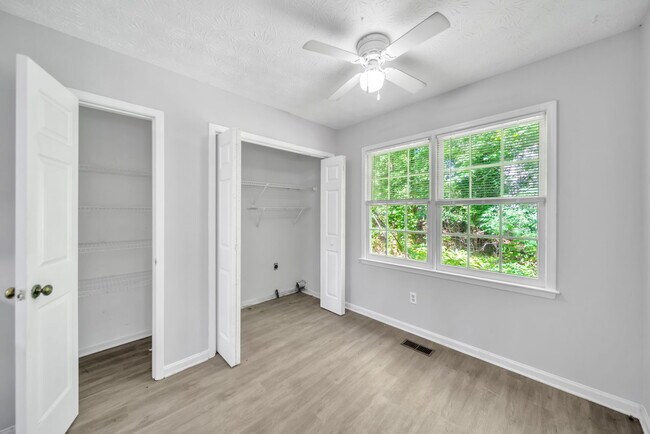 Building Photo - 608 Wood Ridge Dr
