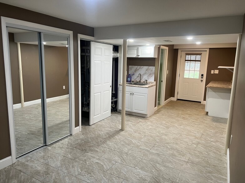 Building Photo - 131 Merrill Ave