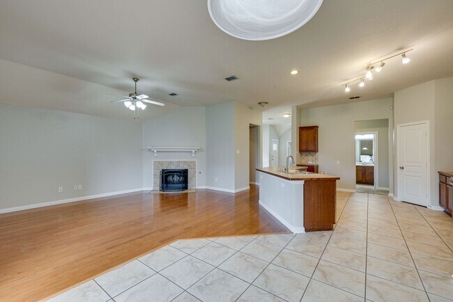 Building Photo - Great location. 4 bedrooms plus an office!