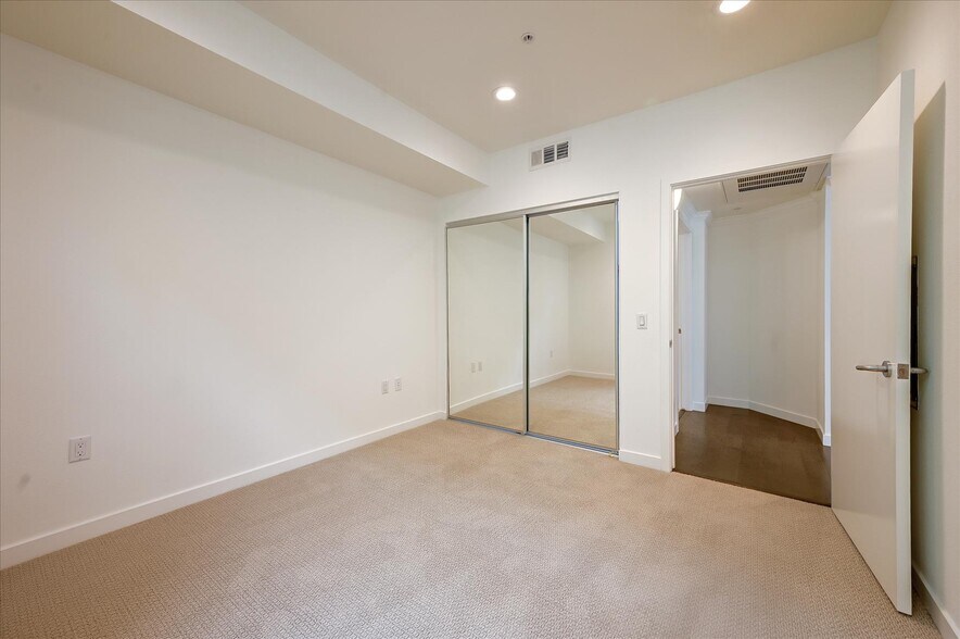 Building Photo - 2655 Bush St