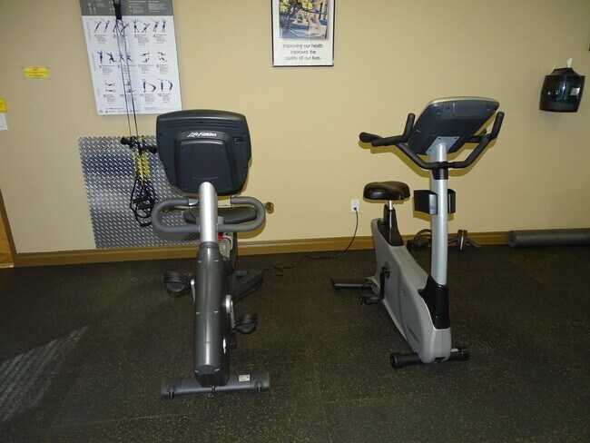 Building Photo - Well Cared For 1 Bed, 1 Bath 2nd Floor West Side Condo