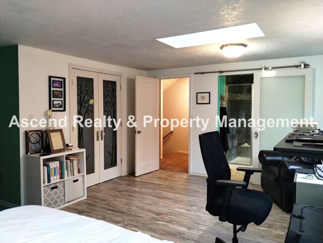 Building Photo - Ideal Hillsboro Location 2 Level Home with...