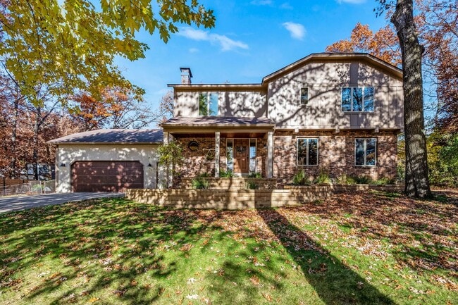 Building Photo - Stunning Remodeled 4BR Home w/ Pond View &...