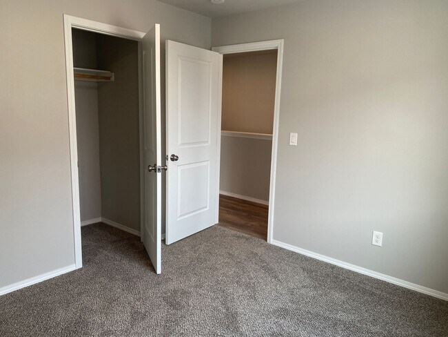 Building Photo - 51 Phoebe Ln