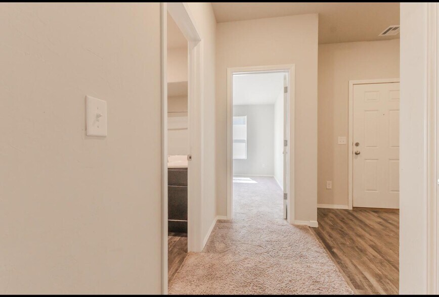 Building Photo - 755 Foxtail Dr