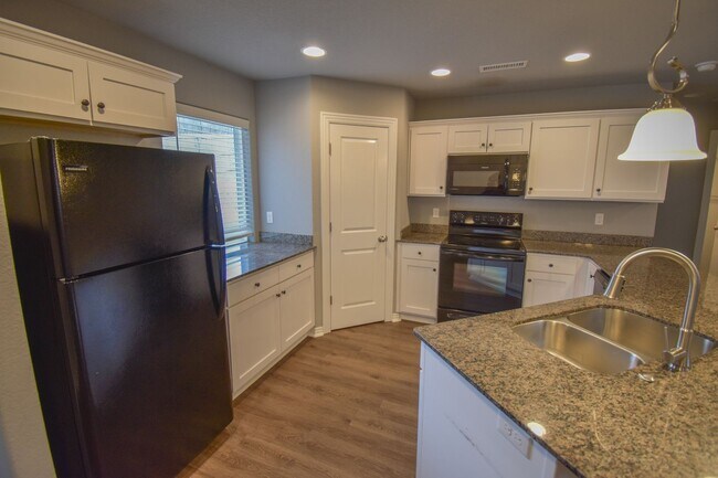 Building Photo - Nice 4 Bedroom Upscale Home In The Heart of Fayetteville!!