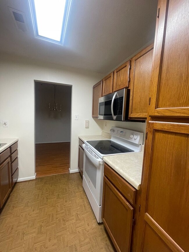 Building Photo - VERY SPACIOUS CONDO ON 3RD FLOOR WITH ELEV...