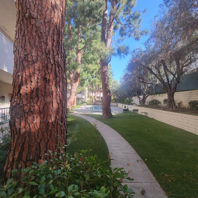 Building Photo - 2 BEDROOM CONDO UNIT IN THE WEST LA AREA 646 481 4404