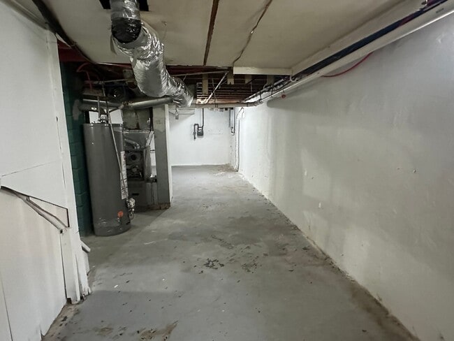 Building Photo - CUTE 2 BEDROOM HOUSE WITH LARGE BACKYARD IN HAMILTON! QUIET STREET