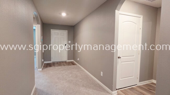 Building Photo - 942 Primrose Dr