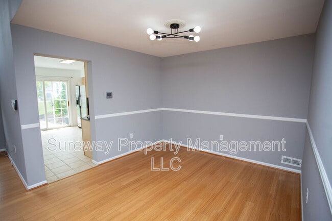 Building Photo - 605 Doral Dr