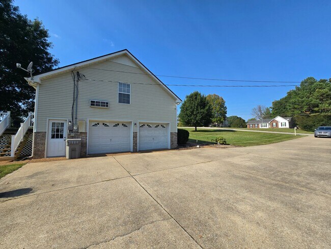 Building Photo - MOVE-IN SPECIAL!! $250 OFF First Month