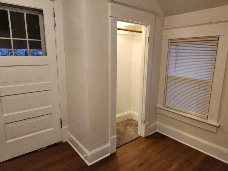 Building Photo - 614 Isabella St