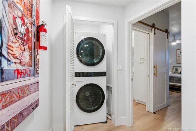 Building Photo - 150 SE Four Winds Dr