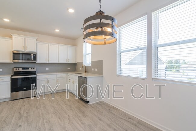 Building Photo - 15010 Scoter St