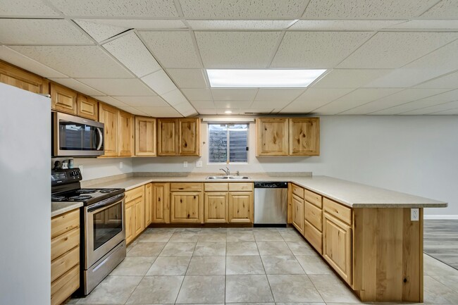 Building Photo - 927 E 200 S St