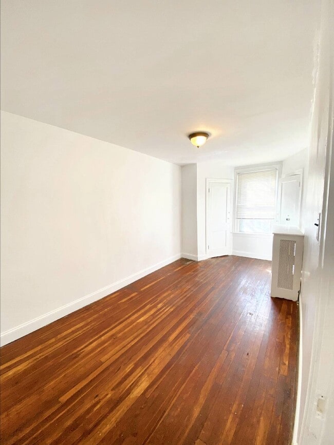 Building Photo - Beautiful 3 bedroom Townhouse available fo...