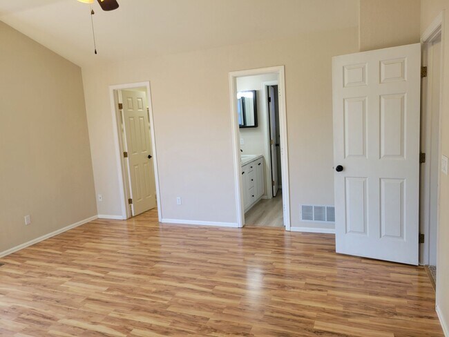 Building Photo - 4 Bedroom, 3.5 Bathroom Home with A/C! - A...