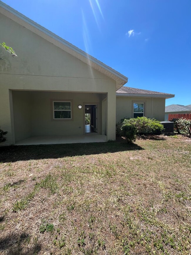 Building Photo - Charming 3 bedroom, 2 bathroom dulplex loc...