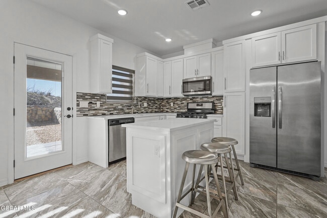 Building Photo - 6315 Escondido Dr