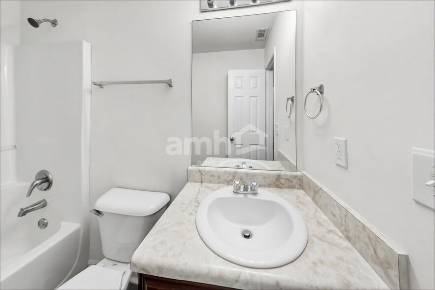 Building Photo - 119 Hidden Creek Dr