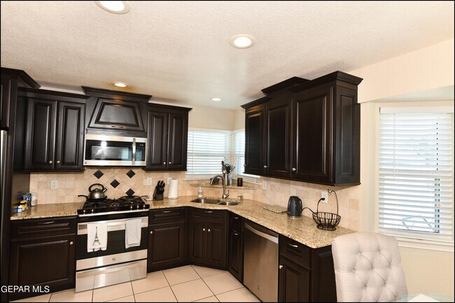 Building Photo - 5060 Silver Sands Ave