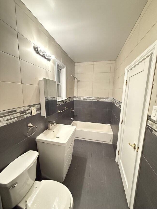 Building Photo - 125 Chester St