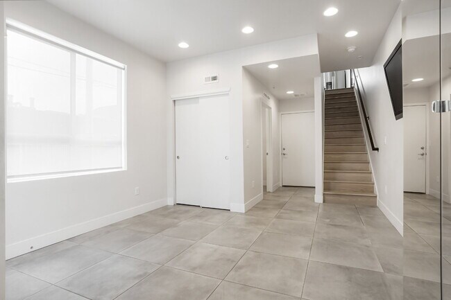 Building Photo - Stylish Sloan’s Lake Townhome with Rooftop...