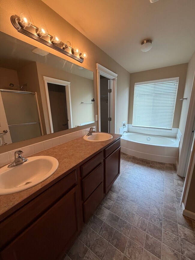 Building Photo - 1415 Grindstone Dr SE