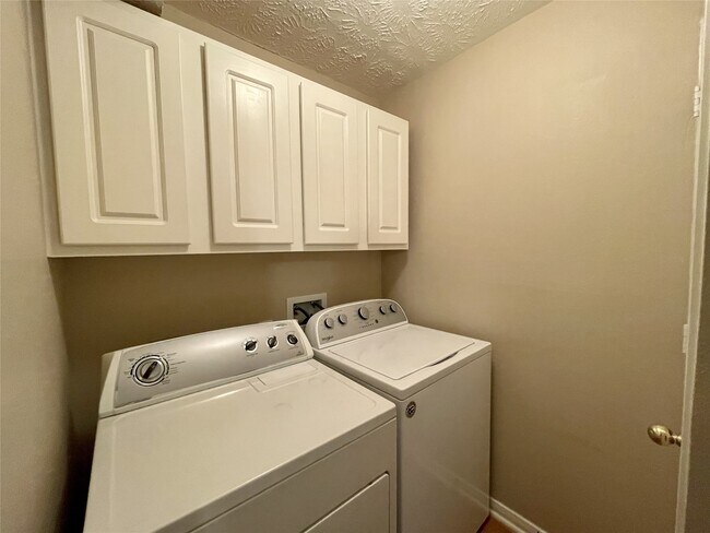 Building Photo - 8051 Bay Branch Dr
