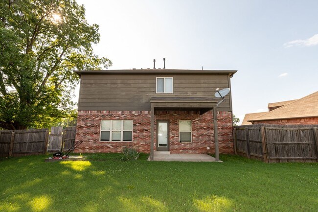 Building Photo - Beautiful 3 Bedroom, 2.5 Bath Home in Jenks