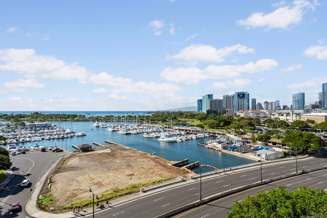 Building Photo - Waikiki condo with ocean views