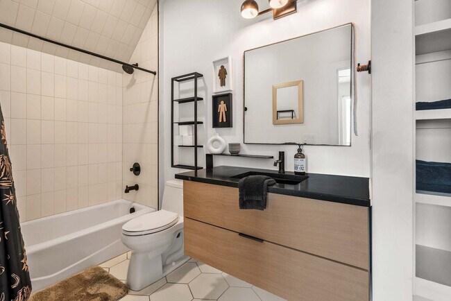 Building Photo - 1007 12th Ave N