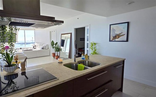 Building Photo - 495 Brickell Ave