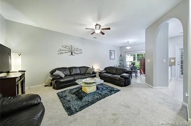 Building Photo - Townhome
