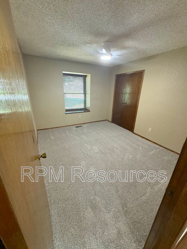 Building Photo - 12000 Hollyrock Dr