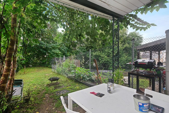 Building Photo - 147 Fountain St