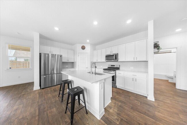 Building Photo - 3200 Egan Dr