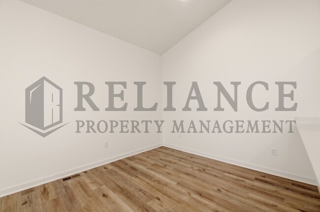 Building Photo - 5259 N Pinecrest Ct