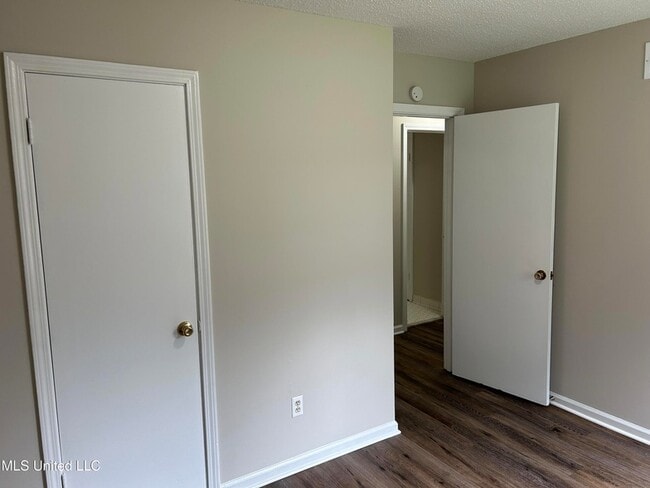 Building Photo - 8105 Elmbrook Dr